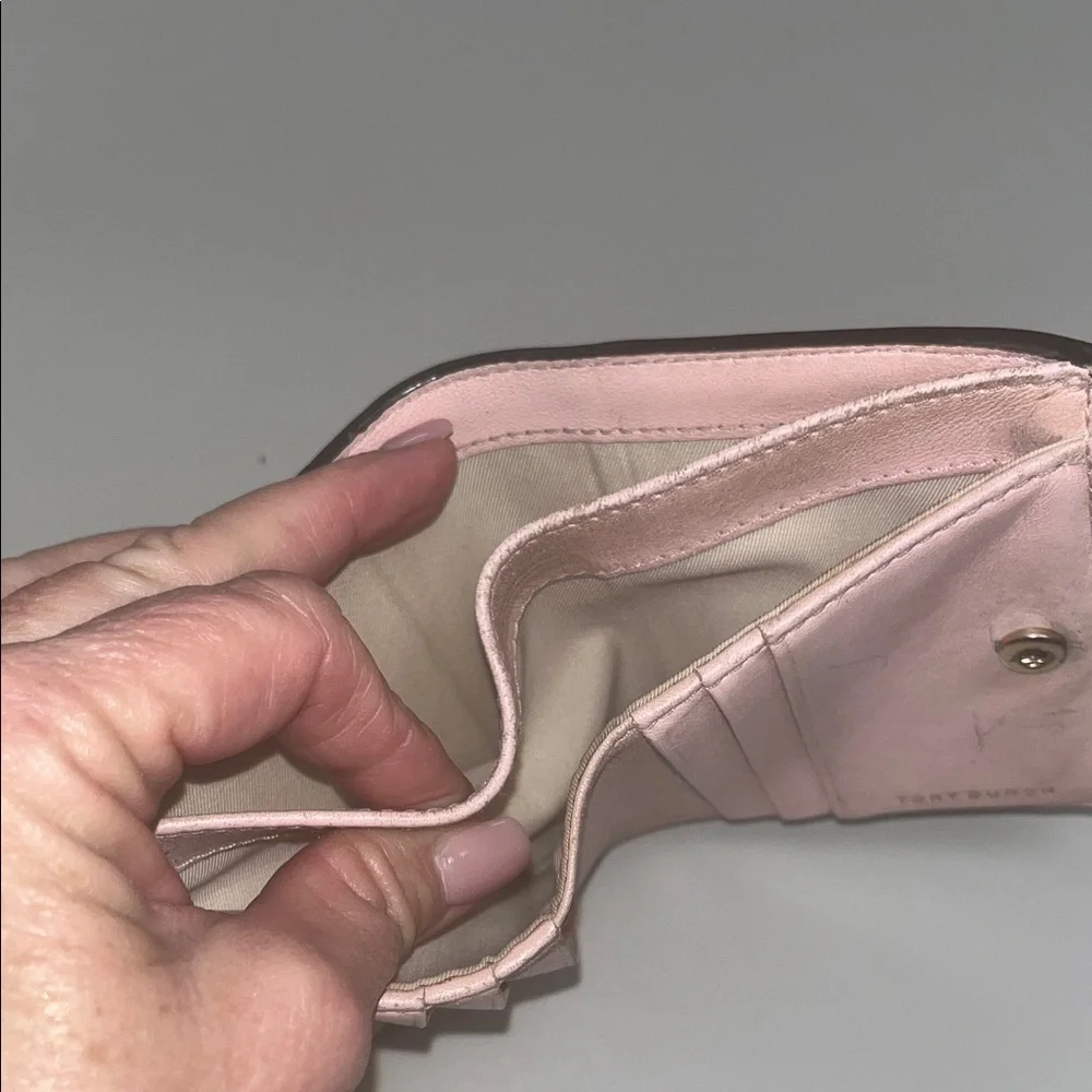 Tory Burch Floral Patterned Wallet in Cream and Peach
